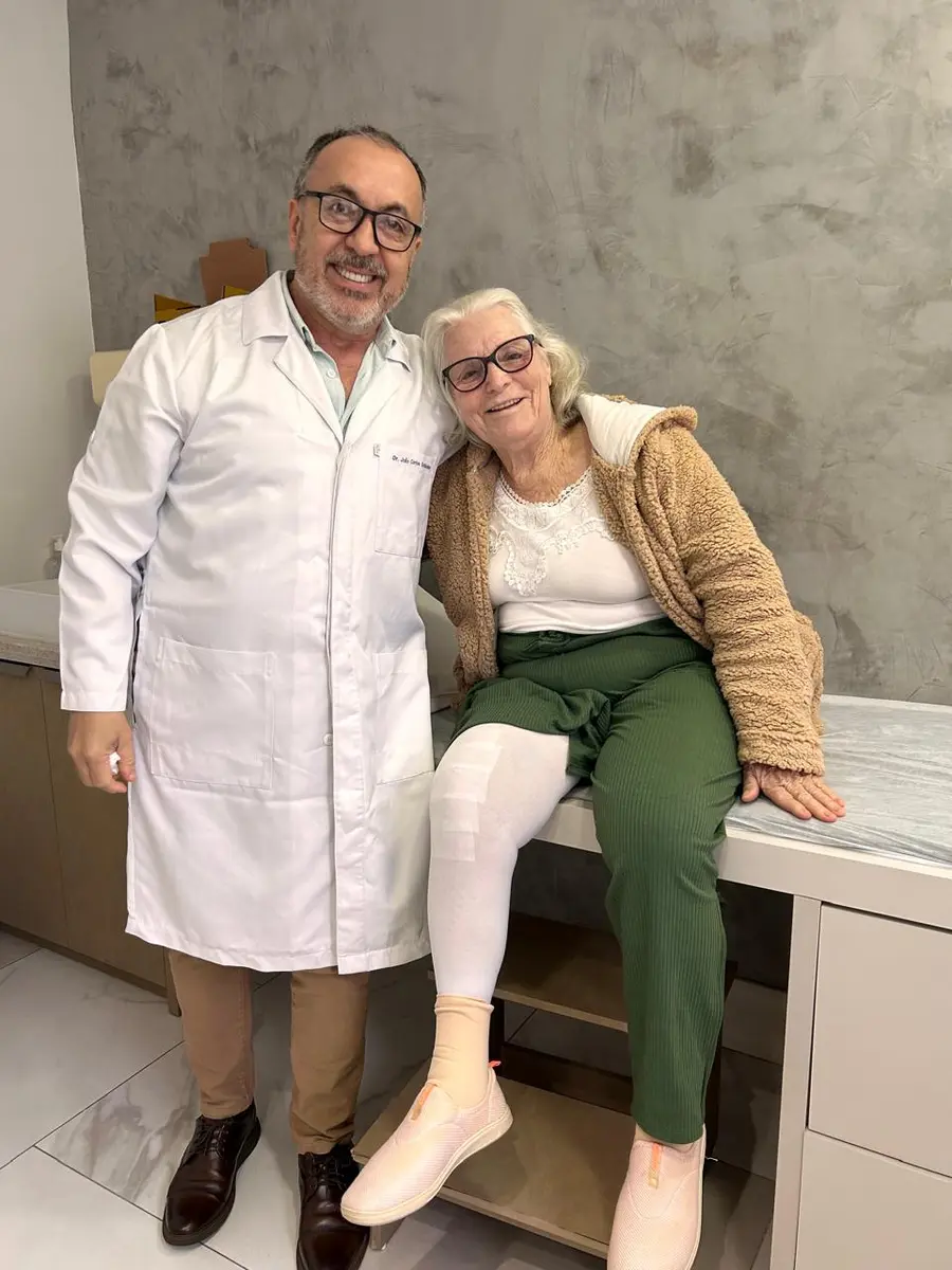 Dr. João Schleder com paciente após tratamento do joelho